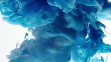 Suyun altında dumanlı boya mürekkebi karışımı. Mürekkebin suya yayılmasının soyut bir arkaplanı. Kraliyet ve lüks suyun içinde mürekkep karışımı gibi. Akışkan hareket çok renkli ve renkli. Parlak ve canlı renk