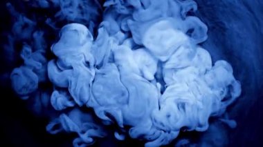 Suyun altında dumanlı boya mürekkebi karışımı. Mürekkebin suya yayılmasının soyut bir arkaplanı. Kraliyet ve lüks suyun içinde mürekkep karışımı gibi. Akışkan hareket çok renkli ve renkli. Parlak ve canlı renk