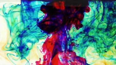 Suyun altında dumanlı boya mürekkebi karışımı. Mürekkebin suya yayılmasının soyut bir arkaplanı. Kraliyet ve lüks suyun içinde mürekkep karışımı gibi. Akışkan hareket çok renkli ve renkli. Parlak ve canlı renk