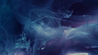 Suyun altında dumanlı boya mürekkebi karışımı. Mürekkebin suya yayılmasının soyut bir arkaplanı. Kraliyet ve lüks suyun içinde mürekkep karışımı gibi. Akışkan hareket çok renkli ve renkli. Parlak ve canlı renk