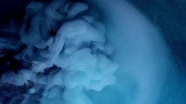 Suyun altında dumanlı boya mürekkebi karışımı. Mürekkebin suya yayılmasının soyut bir arkaplanı. Kraliyet ve lüks suyun içinde mürekkep karışımı gibi. Akışkan hareket çok renkli ve renkli. Parlak ve canlı renk