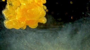 Suyun altında dumanlı boya mürekkebi karışımı. Mürekkebin suya yayılmasının soyut bir arkaplanı. Kraliyet ve lüks suyun içinde mürekkep karışımı gibi. Akışkan hareket çok renkli ve renkli. Parlak ve canlı renk