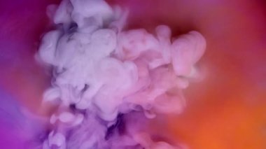 Suyun altında dumanlı boya mürekkebi karışımı. Mürekkebin suya yayılmasının soyut bir arkaplanı. Kraliyet ve lüks suyun içinde mürekkep karışımı gibi. Akışkan hareket çok renkli ve renkli. Parlak ve canlı renk