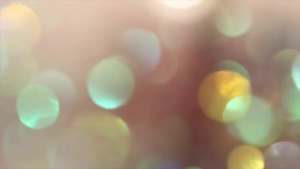 概要多色ソフトライトボケの背景 自然光と有機光の抽象的な夜の背景の重ね合わせ 本物と有機カメラのレンズフレアリークオーバーレイ画像 — ストック動画