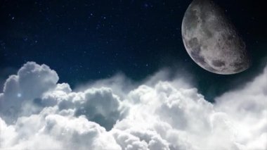  Ayrıntılı yüzeyi olan farklı evrelerde dönen Ay. Ay 'a uçuşun görüntüleri. Gece karanlığında, zaman bulutlarının üzerinde ay ışığıyla uçuyor.