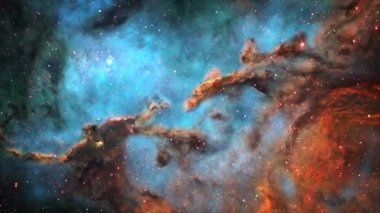 Uzay Bulutsusu bilim geçmişi. Büyük yıldız kümelerinin ve galaksilerin içinden uç. Nebula Yıldızlı uzay arka planı. Nebula Alanı arkaplanı