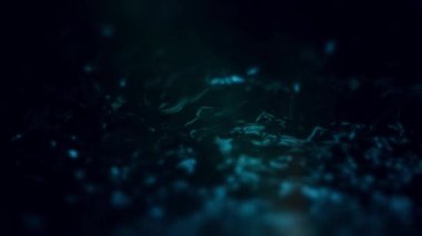 Su yüzeyindeki ışık yansıması, arka plandaki yumuşak ışığı yok etti. Bokeh güneşi su yüzeyine yansıyor. Güneş ışınları su akıntısında titreşiyor..