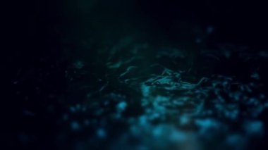 Su yüzeyindeki ışık yansıması, arka plandaki yumuşak ışığı yok etti. Bokeh güneşi su yüzeyine yansıyor. Güneş ışınları su akıntısında titreşiyor..