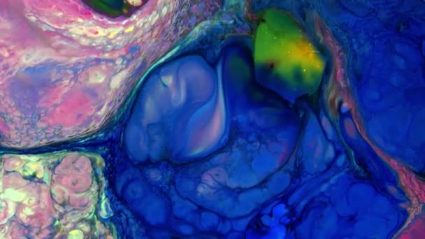 色彩艳丽的迷幻液体流光显示 油墨在水和油中的涂装模式 水表面流动背景 液态金属 化学油料 闪光丝绸缎质感背景 — 图库视频影像