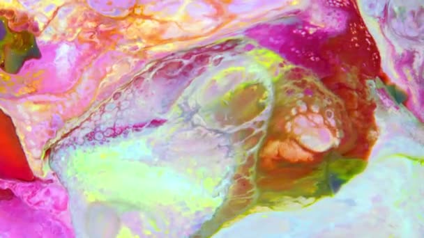 カラフルな抽象サイケデリック液体ライトショー 水と油中のインクペイントパターン 水の表面の流れの背景液体金属化学油材料光沢のある絹のサテンのテクスチャの背景 — ストック動画
