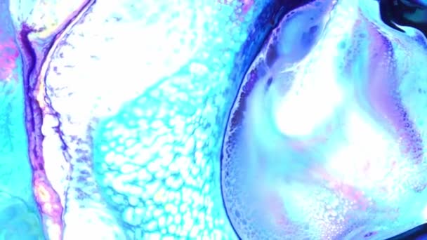 カラフルな抽象サイケデリック液体ライトショー 水と油中のインクペイントパターン 水の表面の流れの背景液体金属化学油材料光沢のある絹のサテンのテクスチャの背景 — ストック動画