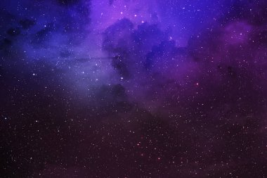 Kozmik tozla kaplı yıldızlı gökyüzü. Gökyüzündeki uzay yıldızı. Yıldız kümeleri, gaz bulutları, nebula, yıldız alanı, genç yıldızlarla parlayan devasa nebula. Uzay arkaplanı. Sanatçı oluşturuldu.