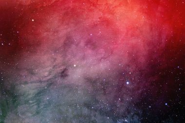 Kozmik tozla kaplı yıldızlı gökyüzü. Gökyüzündeki uzay yıldızı. Yıldız kümeleri, gaz bulutları, nebula, yıldız alanı, genç yıldızlarla parlayan devasa nebula. Uzay arkaplanı. Sanatçı oluşturuldu.