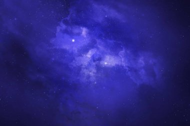 Kozmik tozla kaplı yıldızlı gökyüzü. Gökyüzündeki uzay yıldızı. Yıldız kümeleri, gaz bulutları, nebula, yıldız alanı, genç yıldızlarla parlayan devasa nebula. Uzay arkaplanı. Sanatçı oluşturuldu.
