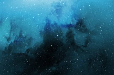 Kozmik tozla kaplı yıldızlı gökyüzü. Gökyüzündeki uzay yıldızı. Yıldız kümeleri, gaz bulutları, nebula, yıldız alanı, genç yıldızlarla parlayan devasa nebula. Uzay arkaplanı. Sanatçı oluşturuldu.