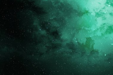 Kozmik tozla kaplı yıldızlı gökyüzü. Gökyüzündeki uzay yıldızı. Yıldız kümeleri, gaz bulutları, nebula, yıldız alanı, genç yıldızlarla parlayan devasa nebula. Uzay arkaplanı. Sanatçı oluşturuldu.