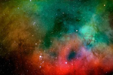 Kozmik tozla kaplı yıldızlı gökyüzü. Gökyüzündeki uzay yıldızı. Yıldız kümeleri, gaz bulutları, nebula, yıldız alanı, genç yıldızlarla parlayan devasa nebula. Uzay arkaplanı. Sanatçı oluşturuldu.