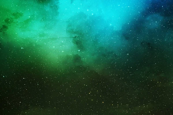  Kozmik tozla kaplı yıldızlı gökyüzü. Gökyüzündeki uzay yıldızı. Yıldız kümeleri, gaz bulutları, nebula, yıldız alanı, genç yıldızlarla parlayan devasa nebula. Uzay arkaplanı. Sanatçı oluşturuldu.
