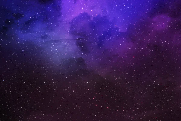 Kozmik tozla kaplı yıldızlı gökyüzü. Gökyüzündeki uzay yıldızı. Yıldız kümeleri, gaz bulutları, nebula, yıldız alanı, genç yıldızlarla parlayan devasa nebula. Uzay arkaplanı. Sanatçı oluşturuldu.