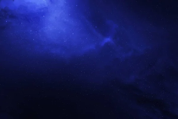 Kozmik tozla kaplı yıldızlı gökyüzü. Gökyüzündeki uzay yıldızı. Yıldız kümeleri, gaz bulutları, nebula, yıldız alanı, genç yıldızlarla parlayan devasa nebula. Uzay arkaplanı. Sanatçı oluşturuldu.