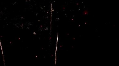 Parlak ve renkli havai fişek arka plan örtüsü. Parlak havai fişek gösterisi. Yeni yıl arifesi havai fişek kutlaması. Geceleri gökyüzünde gerçek renkli havai fişek festivalinin kusursuz döngüsü..