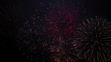  Parlak ve renkli havai fişek arka plan örtüsü. Parlak havai fişek gösterisi. Yeni yıl arifesi havai fişek kutlaması. Uzun zamandır dikişsiz döngü