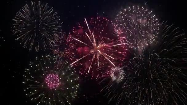 Φωτεινό Και Πολύχρωμο Φόντο Πυροτεχνήματα Λαμπερό Σόου Πυροτεχνημάτων Πρωτοχρονιάτικη Γιορτή — Αρχείο Βίντεο