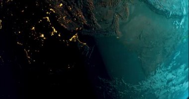 Uzaydan gelen dünya gezegeni. Toprağın gündüz ve gece ışıkları. Dünya gezegeni dönen animasyon. uzay, gezegen, galaksi, yıldızlar, evren, deniz, toprak, günbatımı, dünya. Yörünge uydusundan Dünya 'nın güzel görüntüsü.