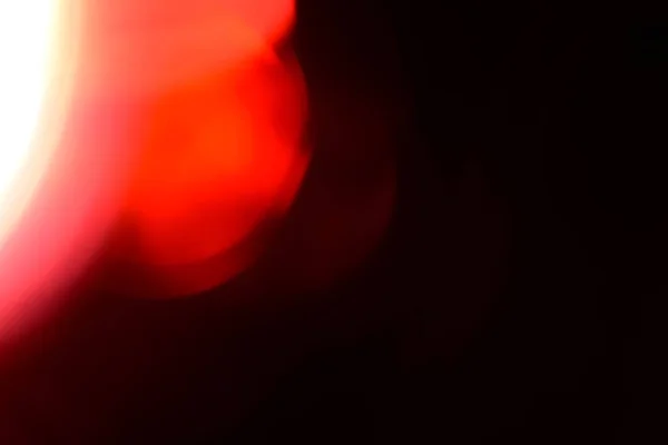 実際のレンズフレアライトは 写真編集のためにオーバーレイをリークします フィルムテクスチャ実際のレンズフレアは オーバーレイのためのガラス効果を介して 写真オーバーレイ用のクリスタルライトリーク効果 明るい赤オレンジプリズムレンズフレアボケ — ストック写真