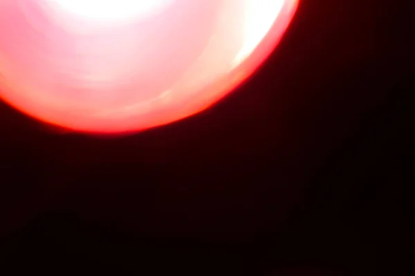 用于照片编辑的真正Lens闪光灯泄漏覆盖 电影纹理真正的镜头闪光通过玻璃效果覆盖 晶体光泄漏效应 用于照片覆盖 亮红色棱镜耀斑假 — 图库照片