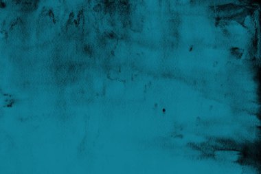 Siyah bir tuval ya da desenli kâğıt arkaplan üzerine garip mavi bulutlu suluboya dokusu. Beton duvar koyu grunge dokusu. Sert yüzey grunge doku arkaplanı.