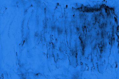 Siyah bir tuval ya da desenli kâğıt arkaplan üzerine garip mavi bulutlu suluboya dokusu. Beton duvar koyu grunge dokusu. Sert yüzey grunge doku arkaplanı.