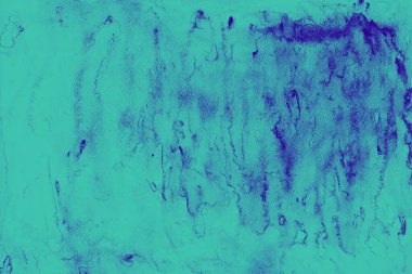 Siyah bir tuval ya da desenli kâğıt arkaplan üzerine garip mavi bulutlu suluboya dokusu. Beton duvar koyu grunge dokusu. Sert yüzey grunge doku arkaplanı.