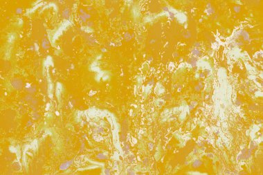 Islak duvar dokusu. Çadır bezi dokusunda soyut renkli yağlı boya resim. Yaratıcı bir şekilde tasarlanmış el yapımı bir duvar. Kuru boya izleri. Fırça darbeleri. Modern sanat. Çağdaş sanat. Sarı