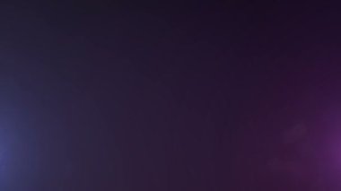 Sinematik görüntüler için Amorfik Gerçekçi ve Organik Kamera Işık Sızıntıları ve Geçişler. Optik mercek patlaması, Işık sızıntısı, Stüdyo alevi, yanıp sönen ışıklar, doğal lamba ışığı efekti.