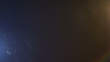 Sinematik görüntüler için Amorfik Gerçekçi ve Organik Kamera Işık Sızıntıları ve Geçişler. Optik mercek patlaması, Işık sızıntısı, Stüdyo alevi, yanıp sönen ışıklar, doğal lamba ışığı efekti.