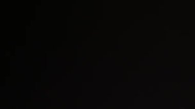 Sinematik görüntüler için Amorfik Altın Gerçekçi ve Organik Kamera Işık Sızıntıları ve Geçişler. Optik mercek patlaması, Işık sızıntısı, Stüdyo alevi, yanıp sönen ışıklar, doğal lamba ışığı efekti.