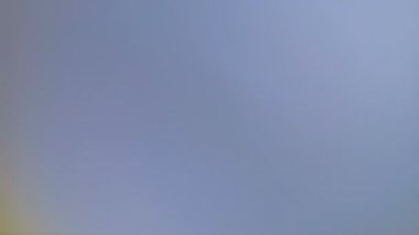 Sinematik görüntüler için Amorfik Gerçekçi ve Organik Kamera Işık Sızıntıları ve Geçişler. Optik mercek patlaması, Işık sızıntısı, Stüdyo alevi, yanıp sönen ışıklar, doğal lamba ışığı efekti.