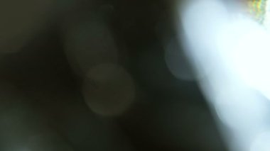 Sinematik görüntüler için Amorfik Gerçekçi ve Organik Kamera Işık Sızıntıları ve Geçişler. Optik mercek patlaması, Işık sızıntısı, Stüdyo alevi, yanıp sönen ışıklar, doğal lamba ışığı efekti.