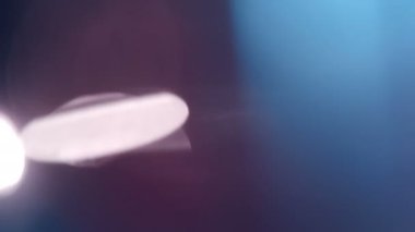 Sinematik görüntüler için Amorfik Gerçekçi ve Organik Kamera Işık Sızıntıları ve Geçişler. Optik mercek patlaması, Işık sızıntısı, Stüdyo alevi, yanıp sönen ışıklar, doğal lamba ışığı efekti.