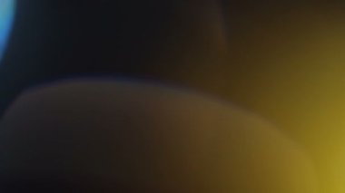 Sinematik görüntüler için Amorfik Gerçekçi ve Organik Kamera Işık Sızıntıları ve Geçişler. Optik mercek patlaması, Işık sızıntısı, Stüdyo alevi, yanıp sönen ışıklar, doğal lamba ışığı efekti.