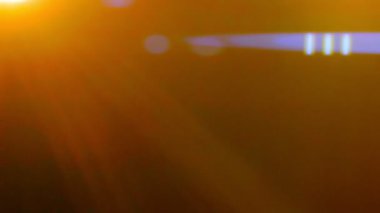 Sinematik görüntüler için Amorfik Gerçekçi ve Organik Kamera Işık Sızıntıları ve Geçişler. Optik mercek patlaması, Işık sızıntısı, Stüdyo alevi, yanıp sönen ışıklar, doğal lamba ışığı efekti.