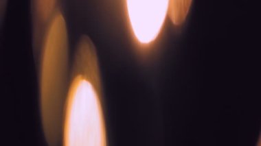 Sinematik görüntüler için Amorfik Gerçekçi ve Organik Kamera Işık Sızıntıları ve Geçişler. Optik mercek patlaması, Işık sızıntısı, Stüdyo alevi, yanıp sönen ışıklar, doğal lamba ışığı efekti.