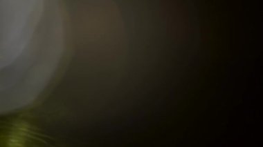 Sinematik görüntüler için Amorfik Gerçekçi ve Organik Kamera Işık Sızıntıları ve Geçişler. Optik mercek patlaması, Işık sızıntısı, Stüdyo alevi, yanıp sönen ışıklar, doğal lamba ışığı efekti.