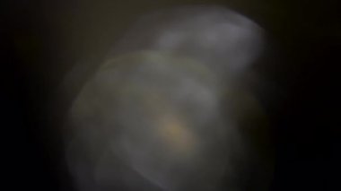 Sinematik görüntüler için Amorfik Gerçekçi ve Organik Kamera Işık Sızıntıları ve Geçişler. Optik mercek patlaması, Işık sızıntısı, Stüdyo alevi, yanıp sönen ışıklar, doğal lamba ışığı efekti.