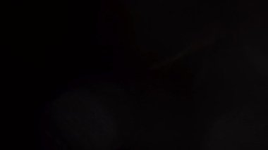 Sinematik görüntüler için Amorfik Gerçekçi ve Organik Kamera Işık Sızıntıları ve Geçişler. Optik mercek patlaması, Işık sızıntısı, Stüdyo alevi, yanıp sönen ışıklar, doğal lamba ışığı efekti.