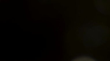 Sinematik görüntüler için Amorfik Gerçekçi ve Organik Kamera Işık Sızıntıları ve Geçişler. Optik mercek patlaması, Işık sızıntısı, Stüdyo alevi, yanıp sönen ışıklar, doğal lamba ışığı efekti.