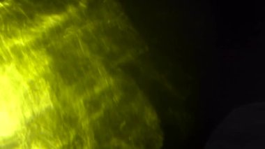 Sinematik görüntüler için Amorfik Gerçekçi ve Organik Kamera Işık Sızıntıları ve Geçişler. Optik mercek patlaması, Işık sızıntısı, Stüdyo alevi, yanıp sönen ışıklar, doğal lamba ışığı efekti.