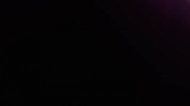 Amorfik mor gerçekçi ve organik kamera ışık sızıntıları ve sinematik görüntüler için geçişler. Optik mercek patlaması, Işık sızıntısı, Stüdyo alevi, yanıp sönen ışıklar, doğal lamba ışığı efekti.