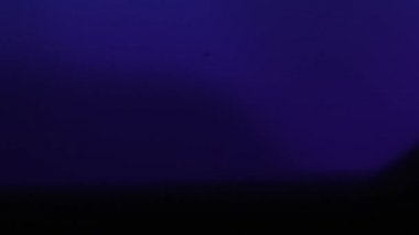 Amorfik mor gerçekçi ve organik kamera ışık sızıntıları ve sinematik görüntüler için geçişler. Optik mercek patlaması, Işık sızıntısı, Stüdyo alevi, yanıp sönen ışıklar, doğal lamba ışığı efekti.